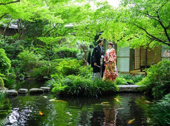 挙式の前には館内の日本庭園でロケーション撮影も◎