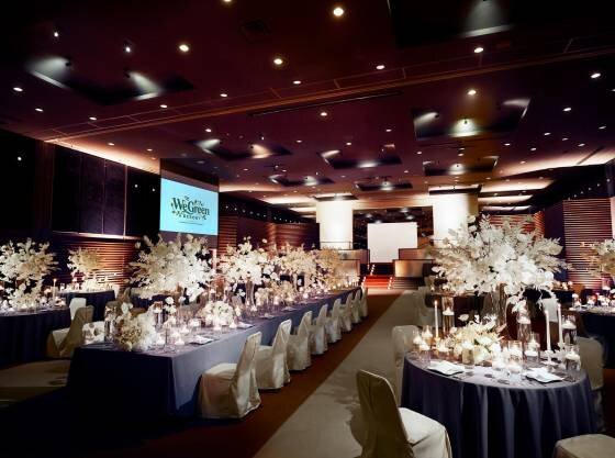 LOWES　最新の音響照明システムと大型スクリーンを完備