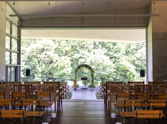 森の挙式「水辺のホール」